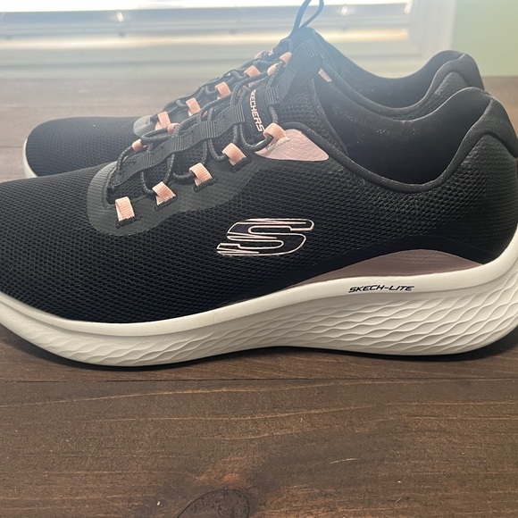 Sketchers Size 9.5 - Picture 3 of 11